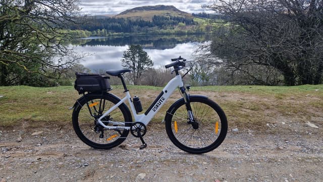 ESKUTE Polluno Plus 28-Inch Electric City Bike