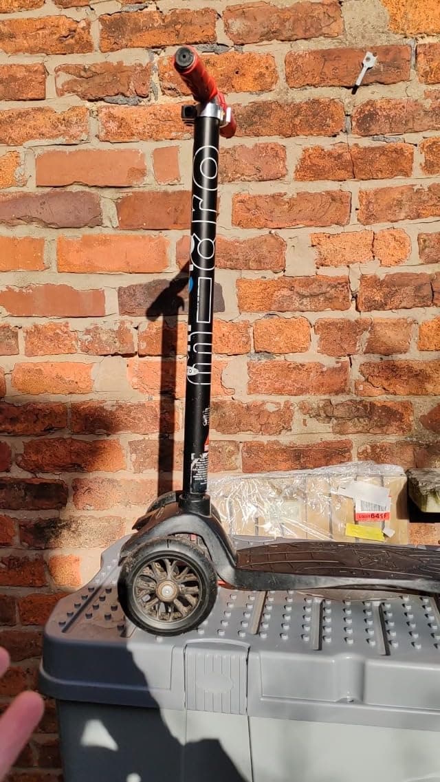 Micro Maxi Micro Deluxe Foldable LED Scooter 5-12 Years